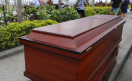 В Эквадоре умерла женщина опрокинутая гробом во сне