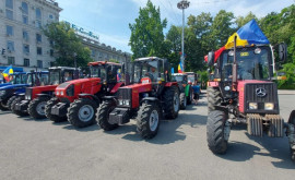 Фермеры продолжают акции протеста они отправились на тракторах по улицам Кишинева
