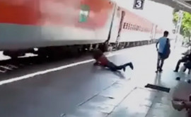 Un pasager căzut dintrun tren a scăpat miraculos în India