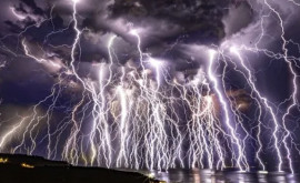 Фотограф создал захватывающий коллаж с изображением сотни молний во времени