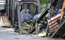 В США в реку упал поезд с нефтепродуктами