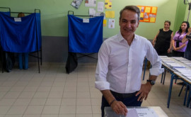 Греция Партия бывшего премьерминистра Кириакоса Мицотакиса побеждает на выборах с большим отрывом