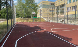 Elevii unui liceu din capitală au un teren nou de baschet