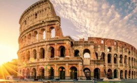 Итальянская полиция разыскивает туриста осквернившего стены Колизея