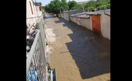 O țeavă spartă a inundat mai multe străzi în sectorul Ciocana