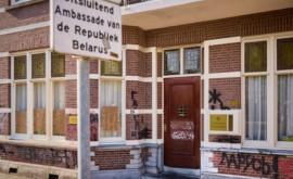 Atac la Ambasada Belarusului din Olanda Geamuri sparte și graffiti pe fațadă 