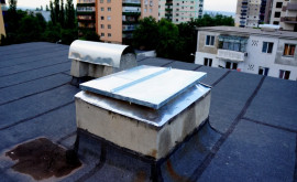 Alarmant Mai mulți copii filmați cum se joacă pe acoperișul unei clădiri 