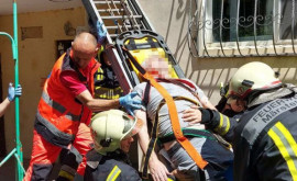 Un bărbat din capitală a rămas în viață după ce a căzut de la etajul 6