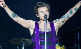 Cîntăreţul britanic Harry Styles lovit în faţă cu un obiect în timpul unui concert la Viena