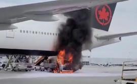 O camionetă a luat foc sub un avion plin cu pasageri