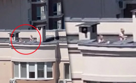 Опасные игры на крыше многоэтажки заметили двоих детей