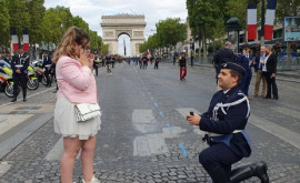 Un motociclist din poliţie îşi cere iubita în căsătorie pe ChampsÉlysées