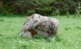 O piatră folosită de oamenii din antichitate pentru ascuțirea topoarelor descoperită în Marea Britanie