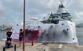 Экологические активисты облили краской дорогую яхту наследницы Walmart 