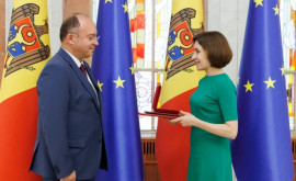 Майя Санду наградила бывшего главу МИД Румынии Орденом Почета