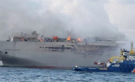 У побережья Нидерландов изза электромобиля загорелось грузовое судно