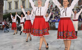 Hora moldovenească pe o insulă grecească Dansul ne face să ne simțim mai aproape de casă