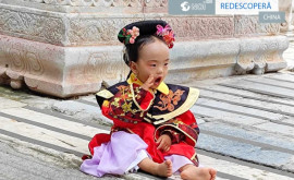 Peripețiile unui jurnalist în China Copila din grădina imperială Beihai 