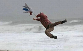 Продавца арбузов в Турции унесло ветром вместе с зонтом