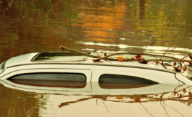 Polițiștii din Florida au descoperit zeci de mașini scufundate întrun lac