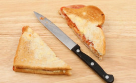 Итальянское кафе взимает плату за услугу разрезание сэндвича