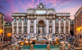В Риме туристку залезшую в фонтан Треви забрали в полицейский участок