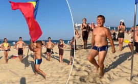 Флаг Молдовы на пляже в Болгарии группа детей станцевала хору