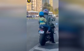 Столичный мотоциклист оштрафован в качестве пассажира был ребенок
