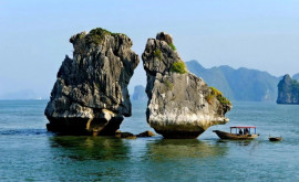 Скалыблизнецы в заливе Халонг во Вьетнаме под угрозой обрушения