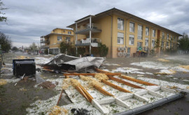 В результате сильного урагана в Германии повалены деревья разрушены здания и автомобили