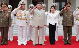 Ziua Marinei în Corea de Nord Kim Jong Un întro mare de uniforme albe alături de fiică