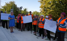 Работники коммунального предприятия вышли на акцию протеста к зданию примэрии Каушан