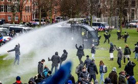 Protestatari din Olanda alungați cu tunuri cu apă