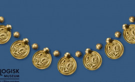 Норвежец нашел древние золотые украшения но принял их за шоколадные медальки