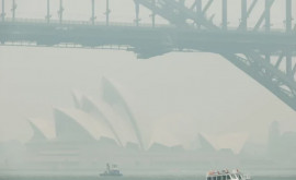Australia Orașul Sydeny acoperit de un nor dens de fum înaintea incendiilor