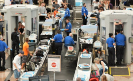 Angajați de securitate ai unui aeroport din SUA filmați cum fură din bagaje