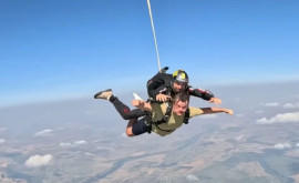 Андрей Спыну прыгнул с парашютом