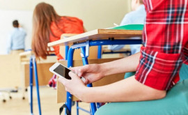 Anglia vrea să interzică telefoanele mobile în școli