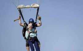 O femeie de 104 a sărit cu parașuta ca să ajungă în Cartea Recordurilor