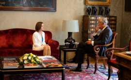 Майя Санду вручила награду президенту Португалии