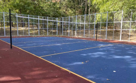 В одном из столичных парков установлена волейбольная площадка