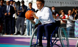 Macron a jucat baschet în scaun cu rotile