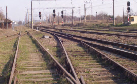 Нескольких жителей Страшен застали за тем как они переходят железнодорожные пути под поездом