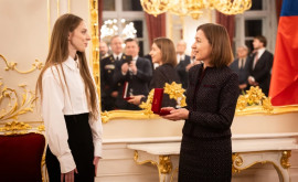 Примабалерина Пражского национального театра молдаванка Алина Нану получила награду от Майи Санду