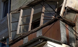 Balconul unui apartament părăsit din Bălți pericol pentru locatari și trecători 