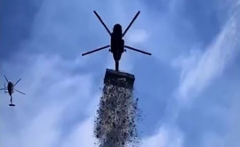 Un influencer a aruncat din elicopter 1 milion de dolari
