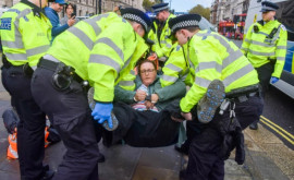 Poliția britanică a arestat zeci de activiști de mediu care protestau la Londra 