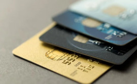 Aproape 70 dintre cetăţenii moldoveni folosesc un card bancar sondaj