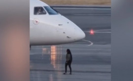 O femeie care a pierdut avionul a fugit pe pistă