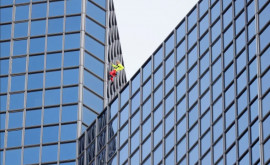Французский Человекпаук забрался на небоскреб чтобы передать послание мира